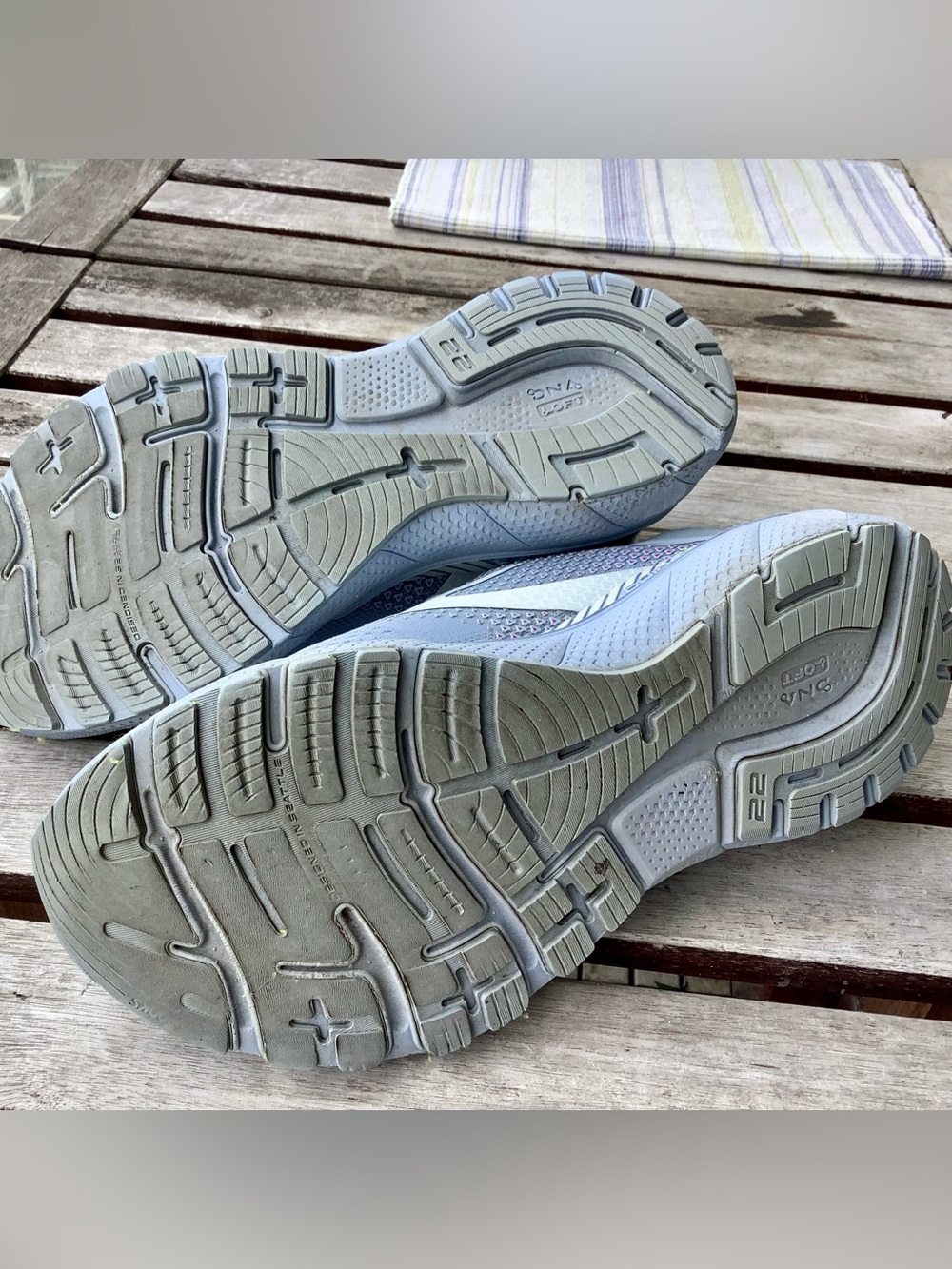 Brooks Adrenaline GTS 22 light blue running shoe - women's Sz 8.5 - Picture 7 of 8